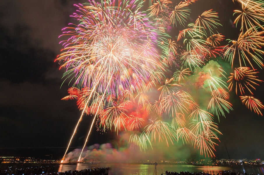 諏訪湖上祭の豪華な花火