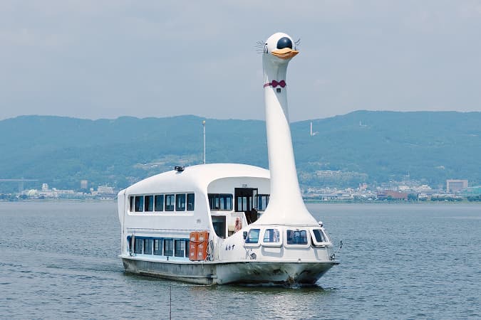 白鳥をモチーフとした遊楽船、すわんで湖上のひとときを過ごす