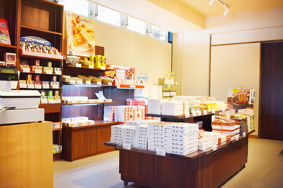 売店では諏訪の名物がたくさんご用意しております