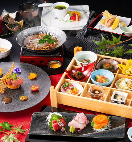 繊細に盛り付けられた多彩な料理が並ぶ木箱の会席膳