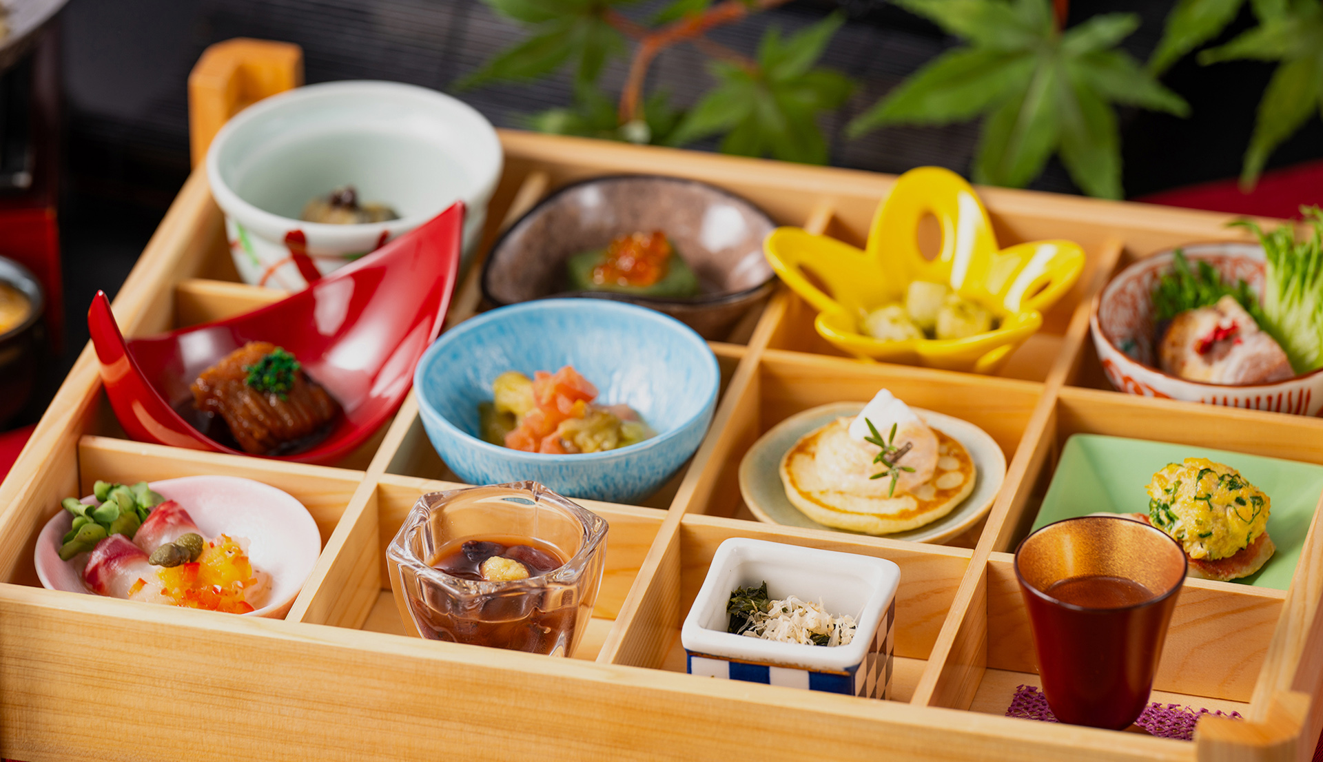 色とりどりの小鉢に盛られた季節の食材を使った会席料理