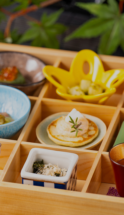 色とりどりの小鉢に盛られた季節の食材を使った会席料理