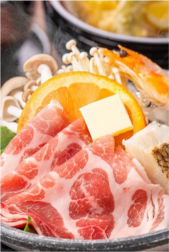 霜降りの和牛や野菜が入った鍋料理のアップ