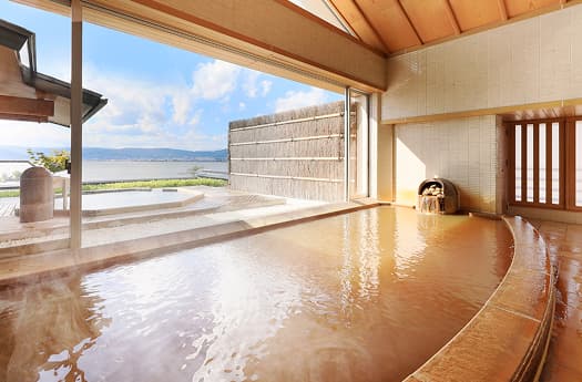 湖眺の湯 「朱」の大浴場